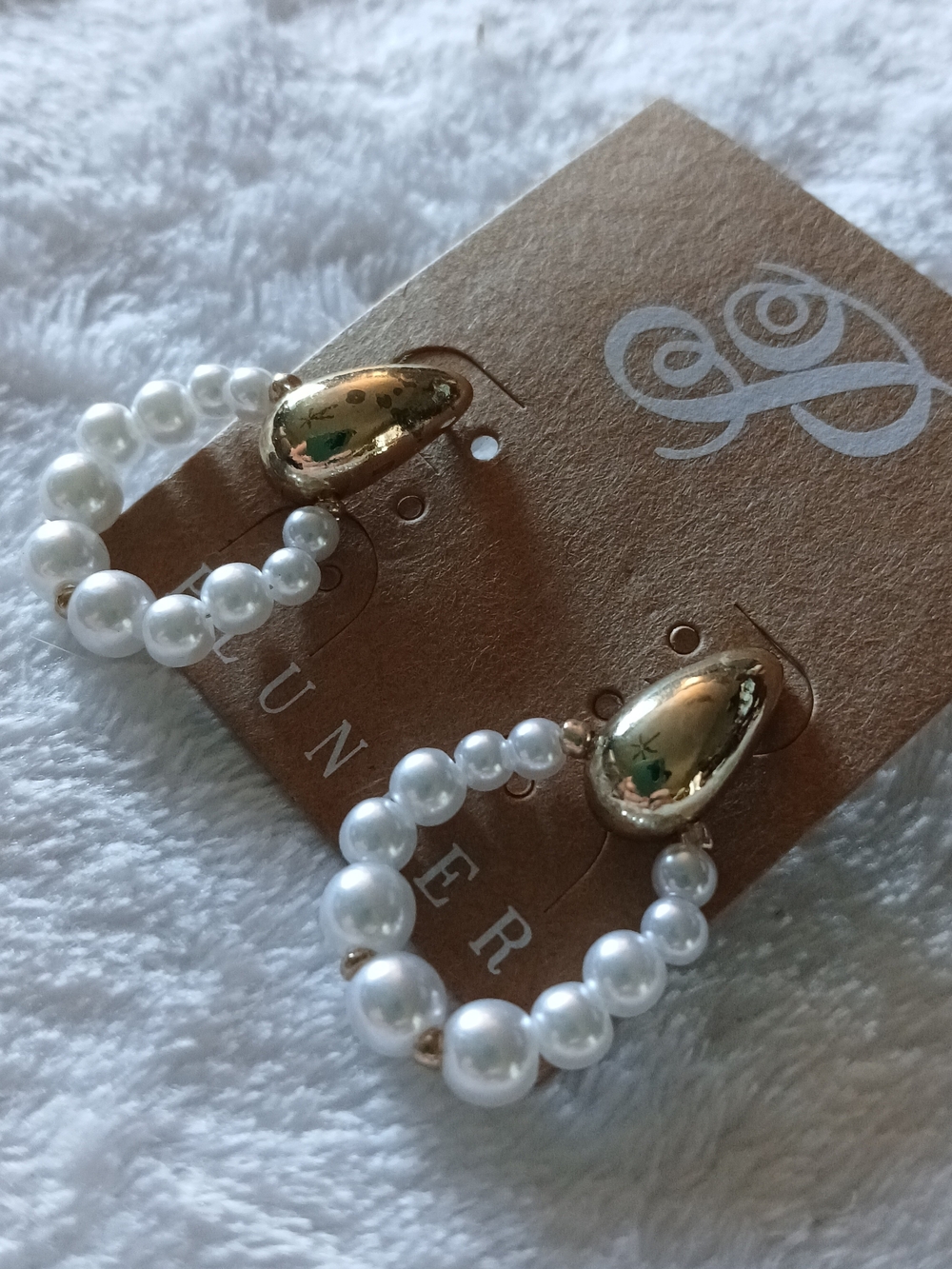 💚 Plunder "Kylie" Gold & White Pearl Hoop Earrings NWT + Organza Bag!